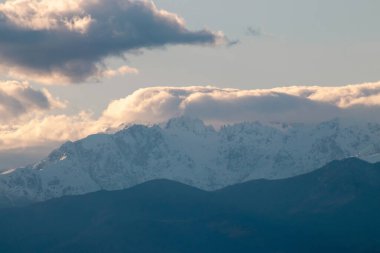 Sierra de Gredos 'un karlı merkezi kitlesi. Ufuktaki dağların çizgileri mavi ve turuncu çizgilerle