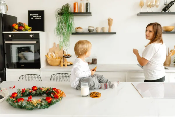 Preparing Christmas Mom Working Kitchen While Her Son Sits Looks — Stock Photo, Image
