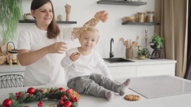 Noel arifesinde mutlu bir çocuk. Mutlu bir aile yeni yıl tatilini kutlamaya hazırlanıyor. Anne ve oğlu çelenkle oynuyorlar. Noel için hazırlanılıyor