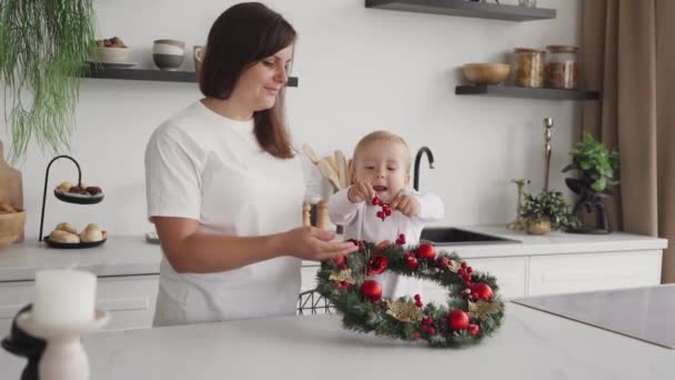 Ребенок Помогает Матери Украшать Рождественские Украшения Подготовка Рождеству Кухне — стоковое видео
