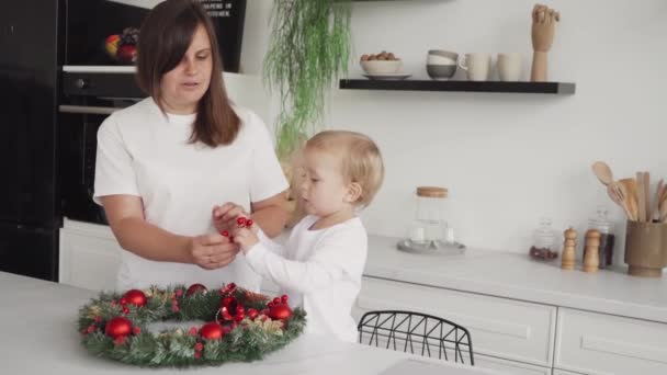 Förbereder För Jul Ett Barn Förstör Juldekorationer Mamma Gör Sig — Stockvideo