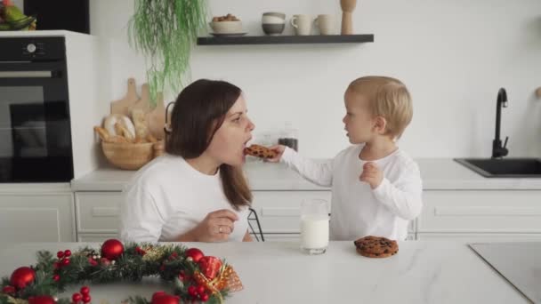 Criança Compartilha Doces Biscoitos Com Sua Mãe Cuidar Seu Vizinho — Vídeo de Stock