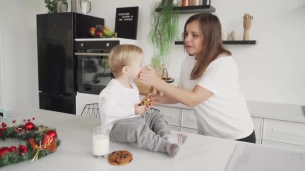 Mam Veegt Haar Mond Baby Werd Vies Toen Hij Lifestyle — Stockvideo