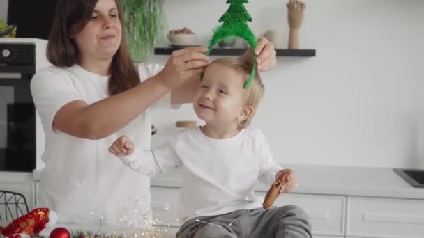 Mamá Pone Adorno Navidad Cabeza Los Niños Niño Feliz Nochebuena — Vídeos de Stock
