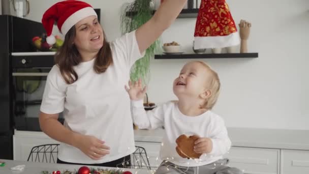Noel Arifesinde Mutlu Bir Çocuk Anne Mutfakta Bebeğiyle Oynuyor Annem — Stok video