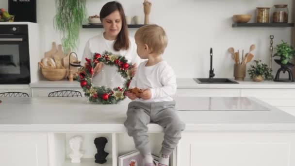 Mutlu Bir Aile Bir Anne Yeni Yıl Kış Tatilini Kutlamaya — Stok video