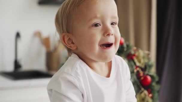 Маленький Мальчик Ест Рождественское Печенье Портит Себе Смех Открывает Рот — стоковое видео