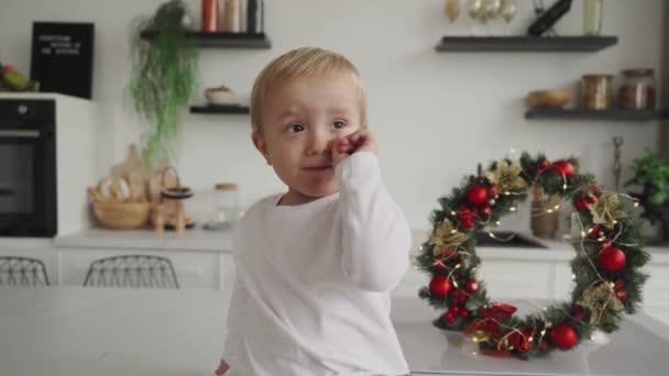 Маленький Хлопчик Тягне Руки Руки Камеру Дитина Намагається Обійняти Камеру — стокове відео