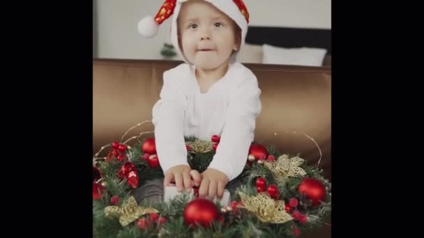 Kleiner Junge Versucht Ein Weihnachtsgeschenk Öffnen Aber Öffnet Sich Nicht — Stockvideo
