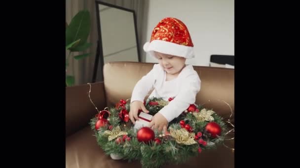 Ένα Μικρό Αγόρι Γιορτάζει Χριστούγεννα Και Προσπαθεί Ανοίξει Ένα Δώρο — Αρχείο Βίντεο