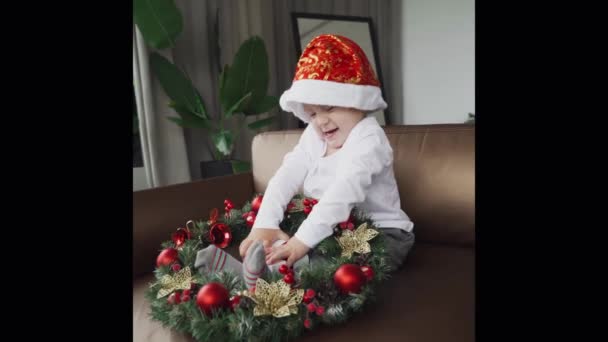 Ένα Παιδί Έλαβε Ένα Δώρο Για Χριστούγεννα Και Εξετάζει Περιεχόμενό — Αρχείο Βίντεο