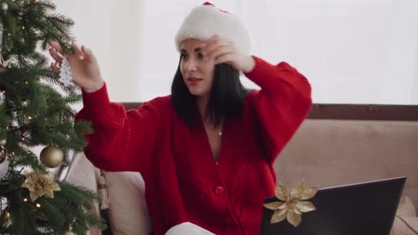 Молодая Женщина Общающаяся Интернету Канун Рождества Показывает Украсила Свою Елку — стоковое видео