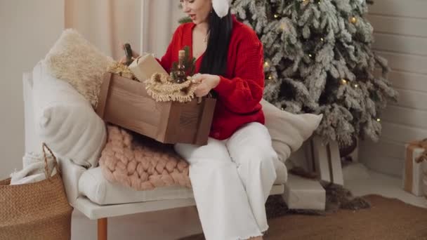 Ένα Κορίτσι Παίρνει Ένα Κουτί Χριστουγεννιάτικα Δώρα Και Κοιτάζει Έχει — Αρχείο Βίντεο