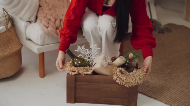 Duże Pudełko Prezentami Nowy Rok Boże Narodzenie Kobieta Odbiera Pudełko — Wideo stockowe