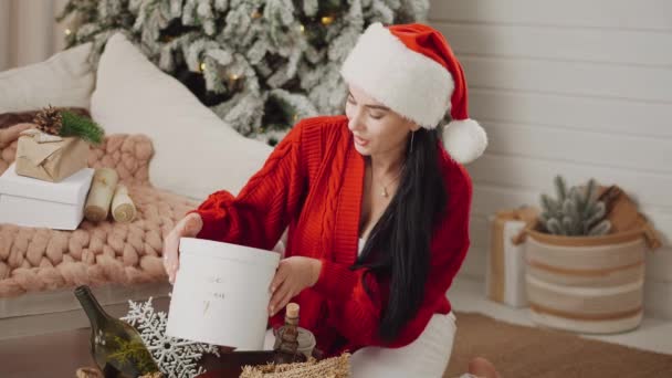 Ένα Λαμπερό Δώρο Για Χριστούγεννα Γυναίκα Ανοίγει Δώρο Και Χαίρεται — Αρχείο Βίντεο