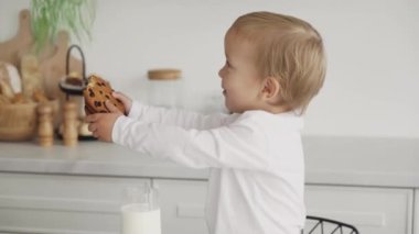 Çocuğum, küçük bir çocuk annesine büyük lezzetli bir kurabiye yedirir. Evde bebek maması. Sağlıklı yiyecekler. Lezzetli Yemek