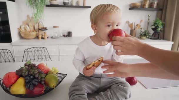 Mama Próbuje Nakłonić Dziecko Zdrowego Jedzenia Ale Dziecko Odpycha Rękę — Wideo stockowe