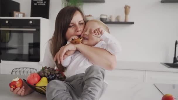 Maman Embrasse Son Fils Dans Cuisine Une Femme Embrasse Son — Video