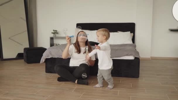 Мать Сын Играют Мыльными Пузырями Ребенку Нравятся Мыльные Пузыри Семья — стоковое видео