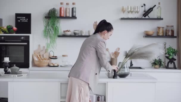 Дизайнерские Работы Дизайнер Кухни Занимается Дизайном Кухне Женщина Дизайнер — стоковое видео