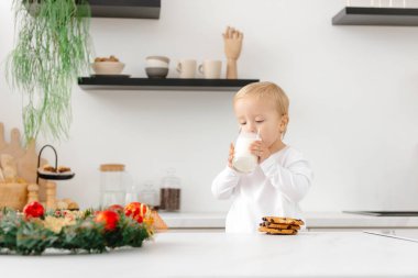 Noel sabahı. Bir çocuk uyanır ve mutfakta süt ve Noel kurabiyesi içer..