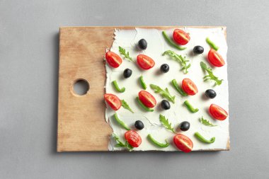 Sebze aperatifi. Tereyağı, aroma, yemek modası, yayılma, atıştırmalık. Tahtadaki tereyağına batırılmış ekmek..