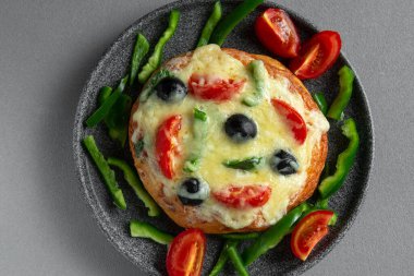 Gri arkaplanda Hint pizzası manzarası.