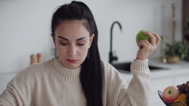 Een Jonge Vrouw Dieet Vrouw Vegetariër Leest Een Magazine Gezond — Stockvideo