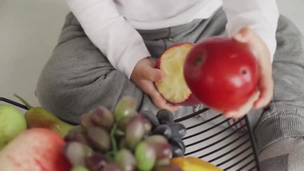Bir Çocuk Elinde Kırmızı Elmalar Tutuyor Elmalı Çocuk Elleri Redüktör — Stok video