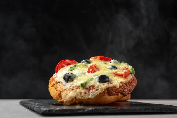Pizza Maison Chaude Vapeur Sur Fond Noir — Photo