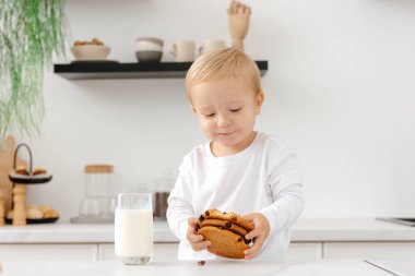 Çocuk sabahları süt ve kurabiye içer. Sütlü yulaflı kurabiye..