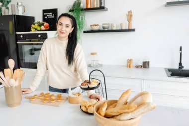Günümüz mutfağındaki ev hanımı ceviz şeklinde bir tatlı yapıyor. Evde iş