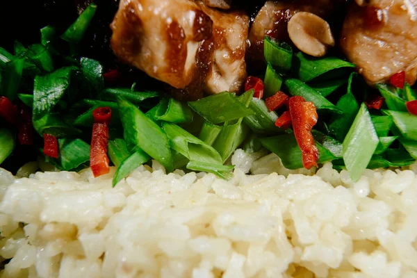 Makanan Asia Gaya Asia Kung Pao Ayam Dengan Nasi Dan — Stok Foto
