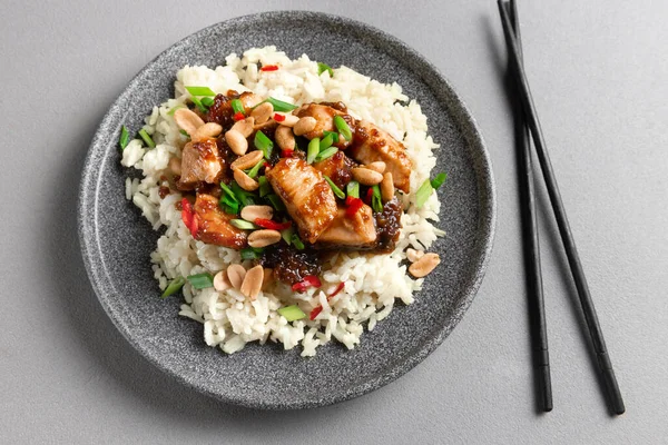 Ασιατική Κουζίνα Κοτόπουλο Kung Pao Πιάτο Ρύζι Ασιατικό Φαγητό Γκρι — Φωτογραφία Αρχείου