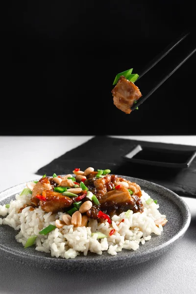 Азійська Кухня Жінка Тримає Азіатські Харчові Палички Рис Куркою Сірому — стокове фото