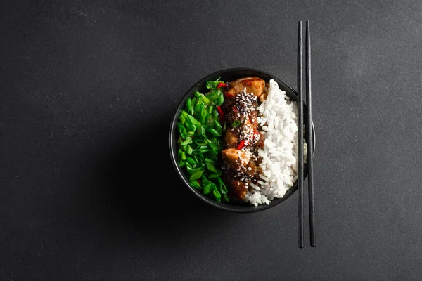 Ασιατικό Φαγητό Kung Pao Γκρι Φόντο Μαύρο Πιάτο Πάνω Όψη — Φωτογραφία Αρχείου