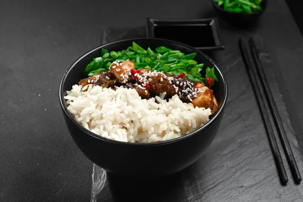 アジア料理 米とネギとアジア風のカンパオ鶏 パオチキン 法輪功バオチ鼎暗い具体的な背景に 四川カンパオ鶏の肉と中国料理です トップ表示 — ストック写真