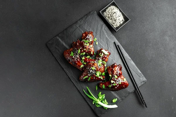Курячі Крила Кунжутною Зеленою Цибулею Традиційний Азійський Рецепт Темне Тло — стокове фото