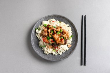 Asya mutfağı. Gri arka plan manzaralı tavuklu pilav. Kızarmış tavuk göğsü ve fesleğenle haşlanmış pirinç. Tayland mutfağı..