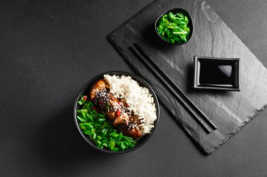 Asya yemekleri. Pirinç ve yeşil soğanlı Asya usulü kung pao tavuğu. Kung Pao tavuğu. Gong Bao Ji Ding 'in karanlık bir geçmişi var. Sichuan kung pao tavuk etli bir Çin yemeğidir..