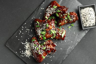 Tavuk kanadı. Geleneksel Asya tarifi. Karanlık arka plan. Üst Manzara. Teriyaki soslu tavuk kanadı. Karanlık bir arka planda Asya tavuk kanatları. Tavuk kanadı. Geleneksel Asya tarifi. Koyu arkaplan