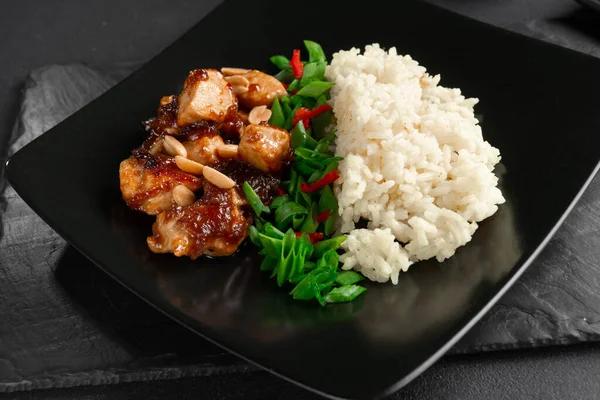 Kung Pao Kip Met Jus Aziatisch Eten Een Zwarte Achtergrond — Stockfoto