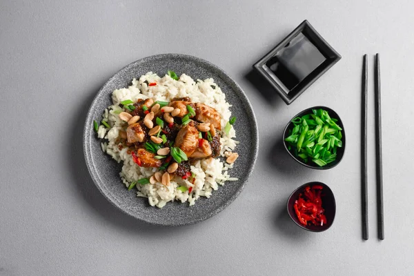 Makanan Asia Makanan Asia Dimakan Dengan Sumpit Kung Pao Chicken — Stok Foto