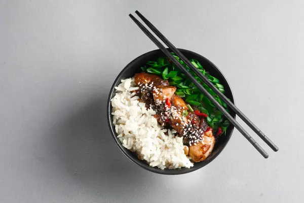 Азійська Їжа Кунг Пао Сірому Тлі Чорній Поверхні — стокове фото