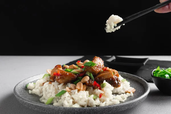 Aziatische Keuken Een Vrouwenhand Houdt Aziatische Eetstokjes Vast Rijst Met — Stockfoto