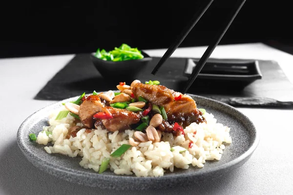 Asijské Jídlo Asijské Jídlo Jedené Hůlkami Kuře Rýží Kung Pao — Stock fotografie
