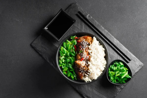 Азійська Їжа Тайська Їжа Рис Куркою Зеленою Цибулею Темному Тлі — стокове фото