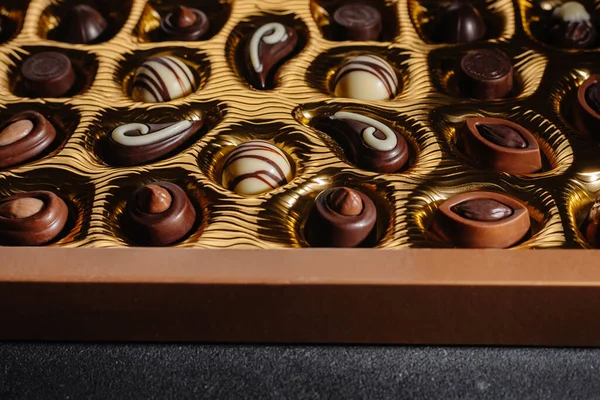 Egy Doboz Különböző Csokoládé Csokoládé Választék Mix Fekete Asztalon Felülnézet — Stock Fotó