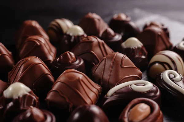 Csokoládé Cukorkák Különböző Ízletes Édes Étel Háttér Csokis Cukorka Sötét — Stock Fotó