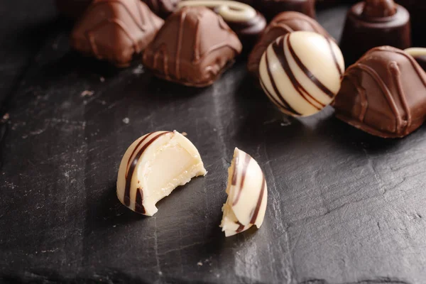 Egy Falat Cukorkát Csokoládécukorka Különböző Töltelékekkel — Stock Fotó
